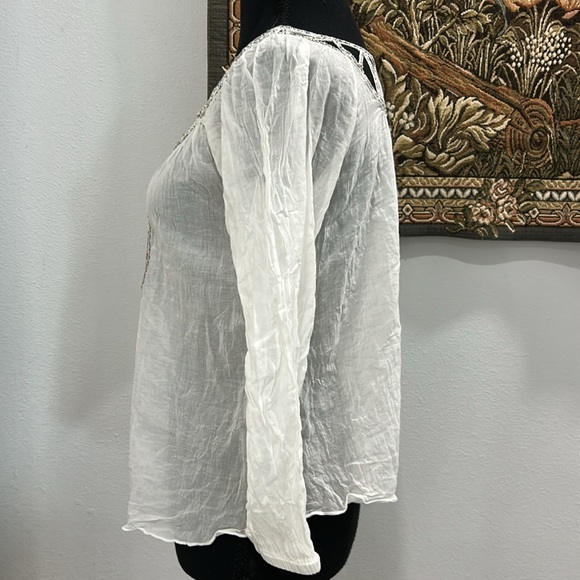 ju’s White‎ Sheer Embroidered Detail Top. Size S - Picture 4 of 13